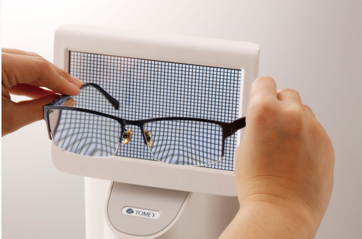 Support pour faciliter la recherche des marques sur les verres